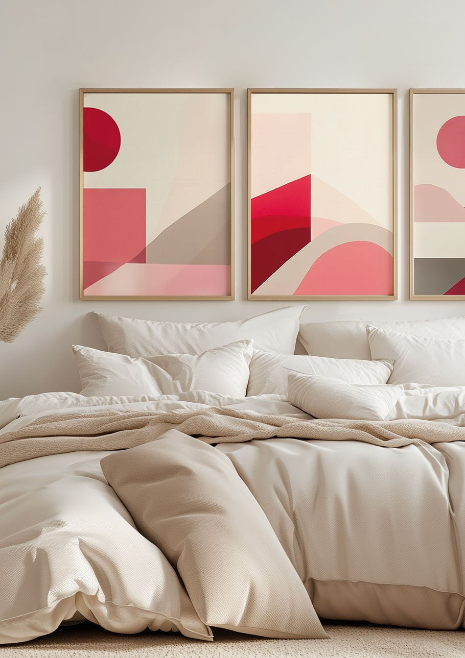 Affiche d'abstraction minimaliste rose et beige, encadrées au-dessus d'un lit design.