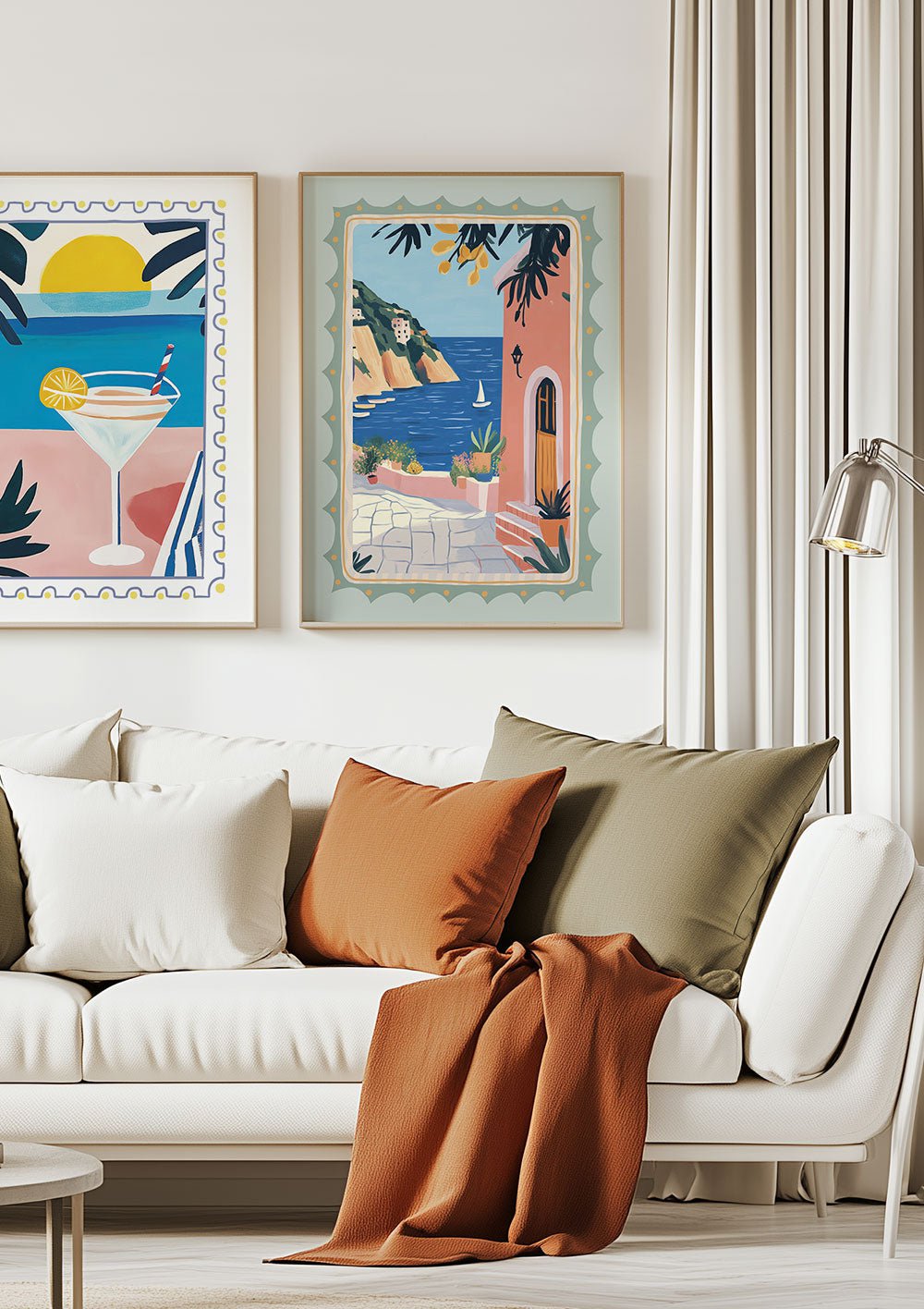 Deux affiche Italie Vintage illustrant un village Sicilien vue sur la mer, encadrée dans un salon