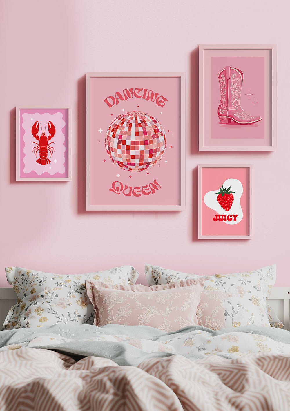 Quatre affiches dans les tons rose et rouge encadrées sur le mur d'une chambre.