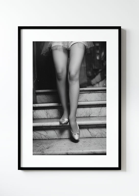 Affiche photographie noir et blanc de jambes de femme descendant des marches, dans un cadre