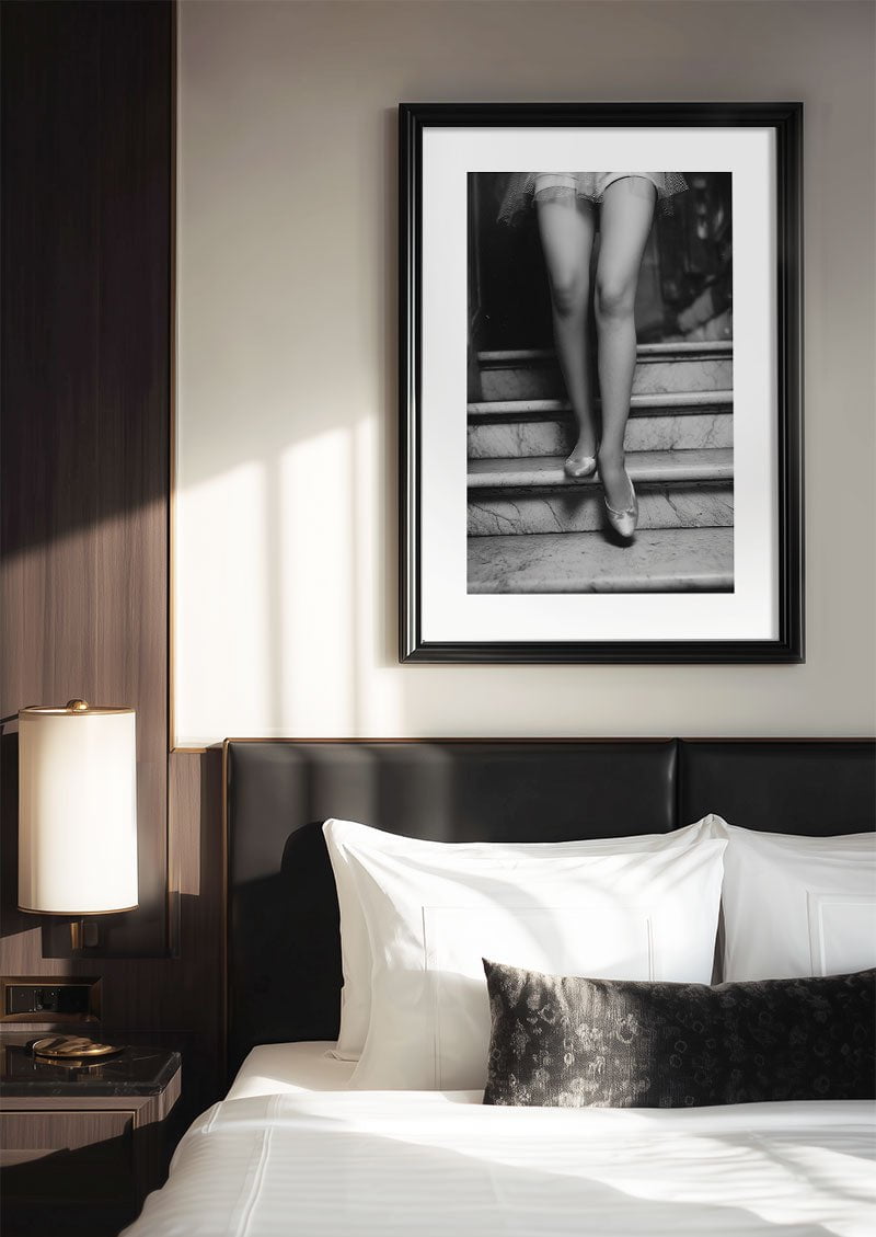 Poster photo noir et blanc d'une femme descendant des marches sur le mur d'une chambre