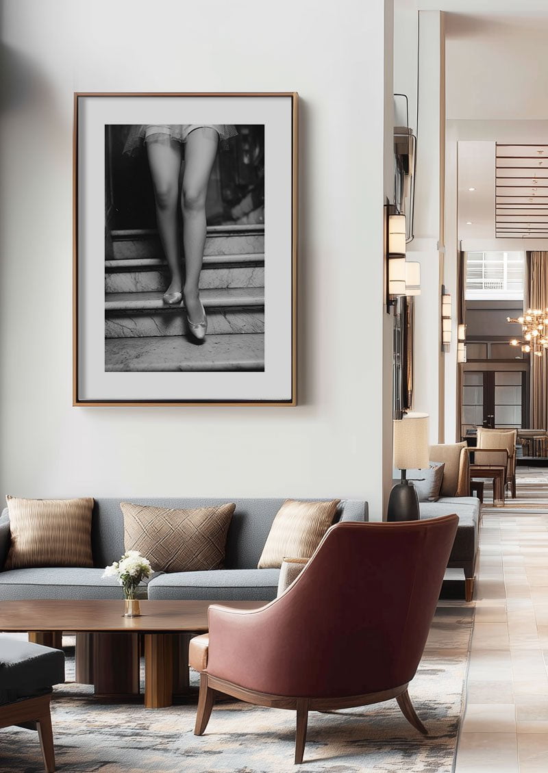 Poster photo en noir et blanc d'une femme descendant des marches encadrée dans un salon