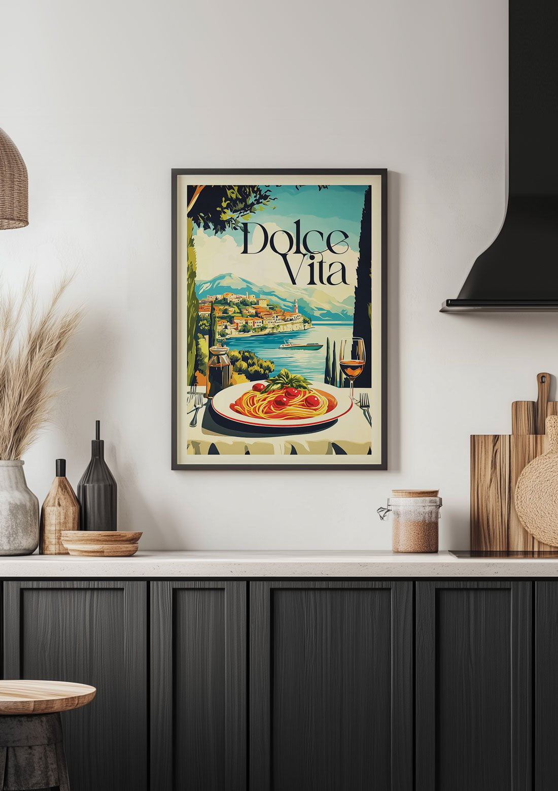 Affiche cuisine plat de pâtes vue sur le lac, encadrée dans une cuisine.