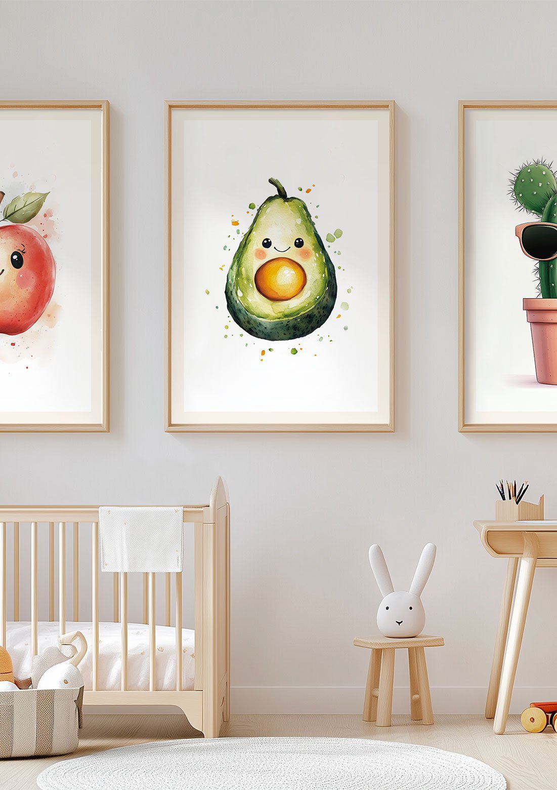 Affiche pour chambre bébé d'un avocat encadrée au milieu de deux autres affiches dans un salon.