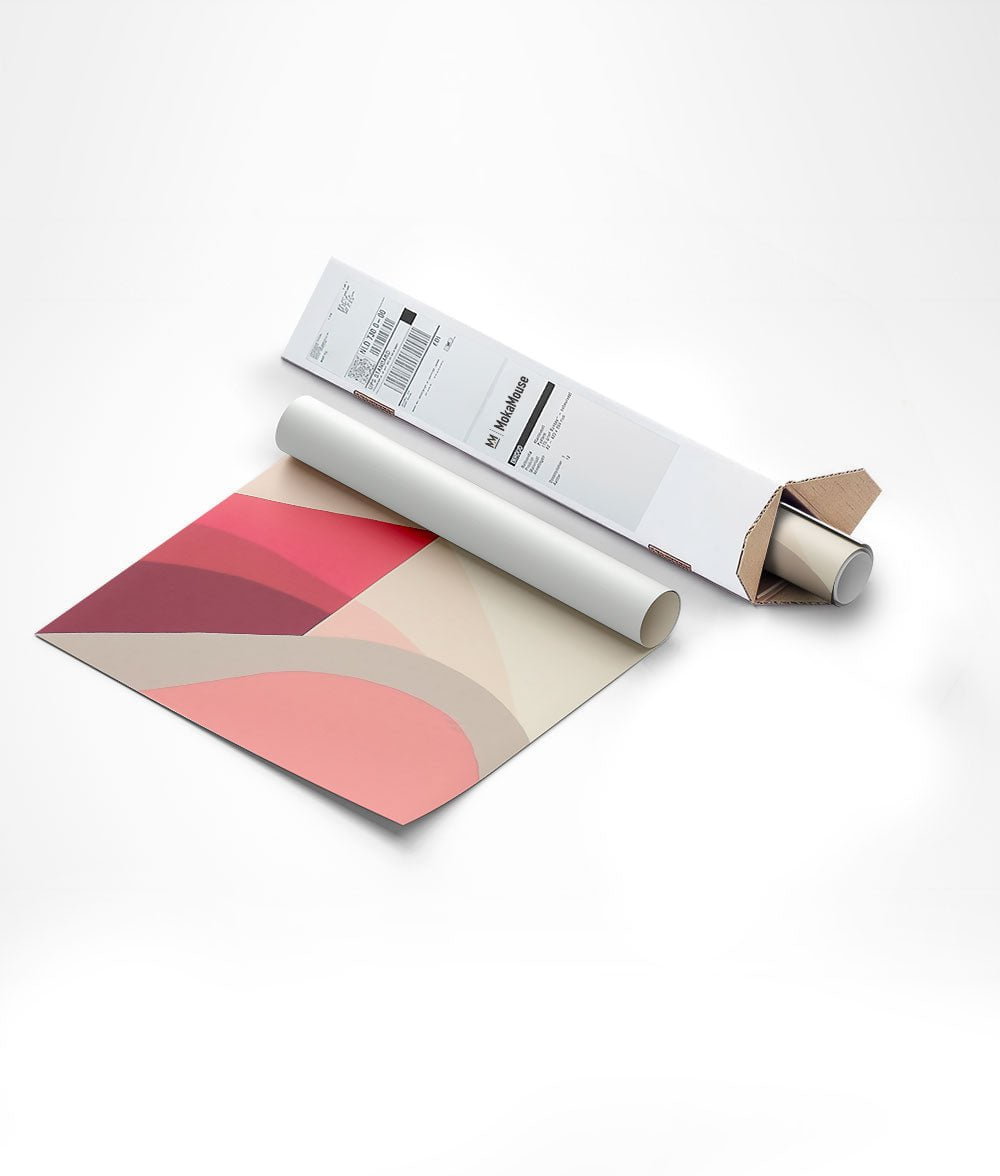 Affiche d'abstraction minimaliste 4, rose et beige, dans son carton d'expédition, sur un sol blanc.
