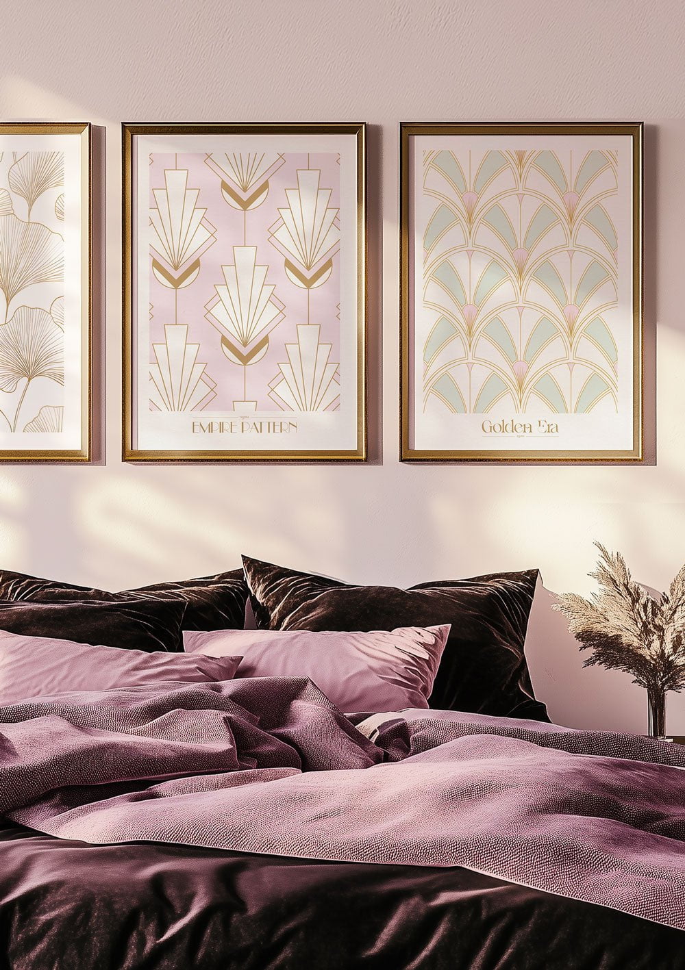 L'affiche Art Déco 1930 Empire Pattern et Golden Era, encadrée au-dessus d'un lit pourpre.