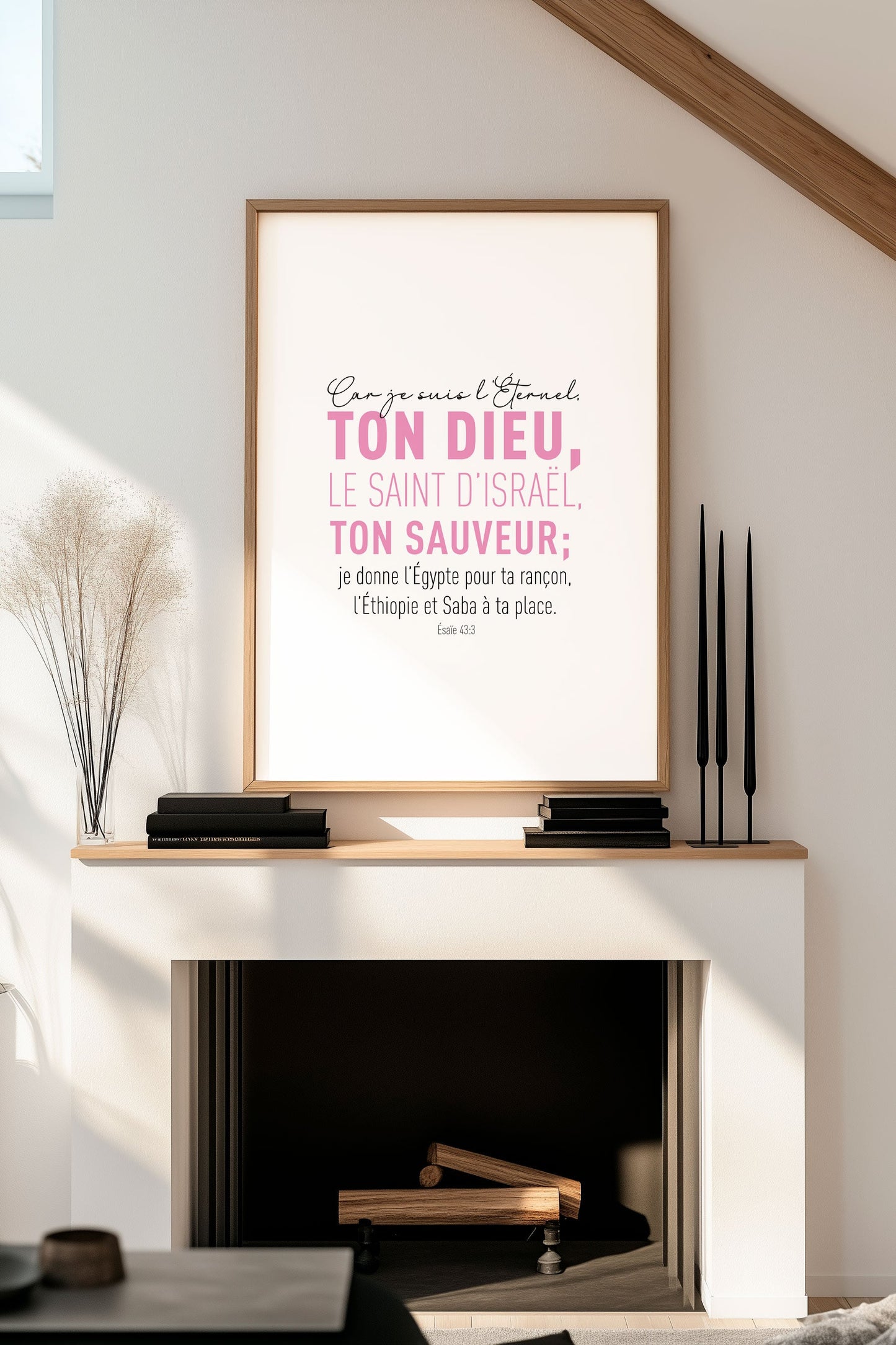 mise en situation dans un salon de l'affiche chrétienne verset de la bible Esaïe 43:3 en rose et noir