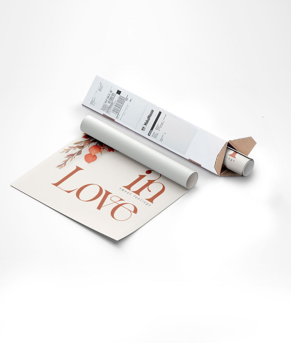 emballage de l'affiche citation et florale "fall in love" dans un carton triangulaire
