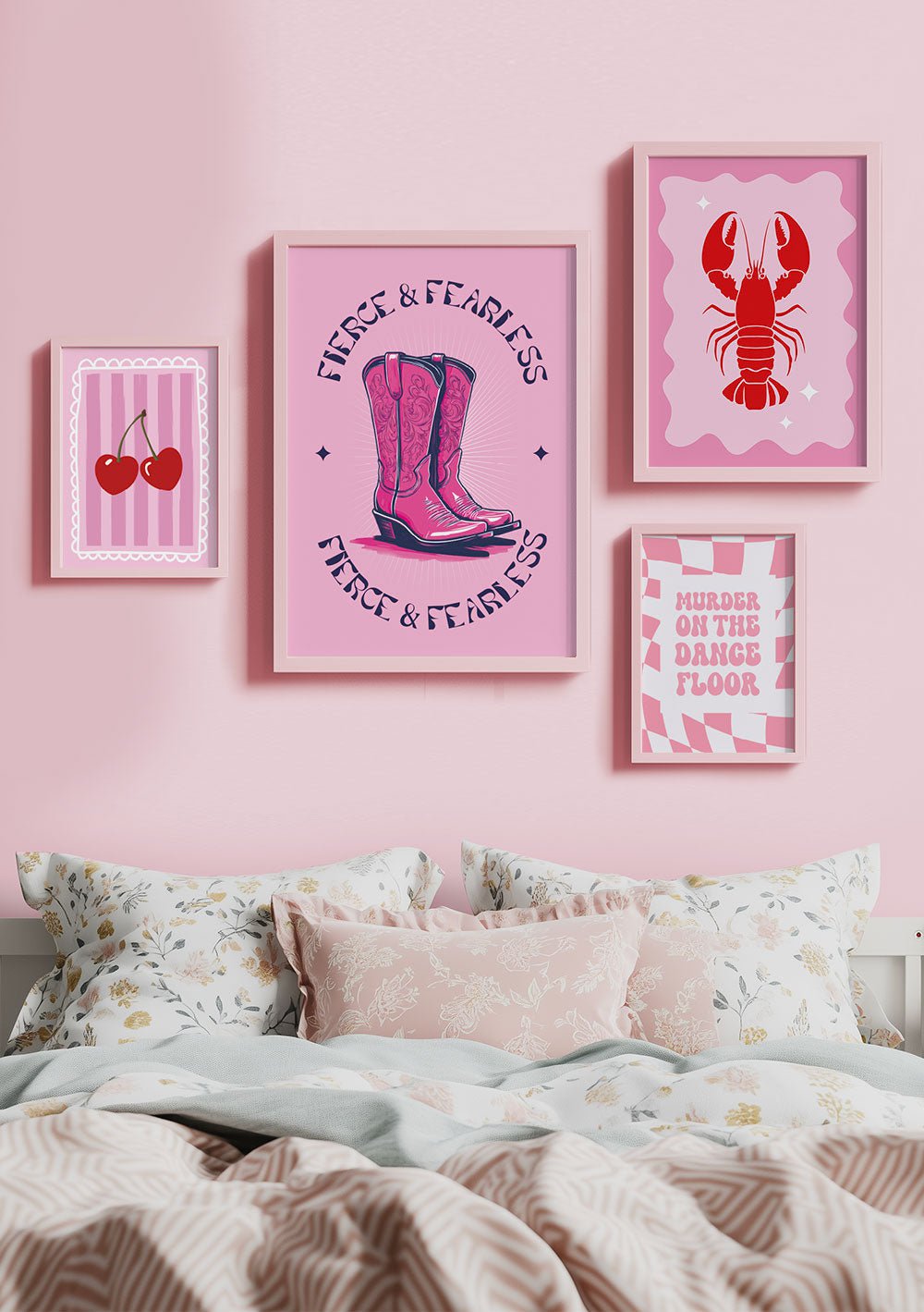 Lot de quatre affiches tons roses encadrées au dessus d'un lit.