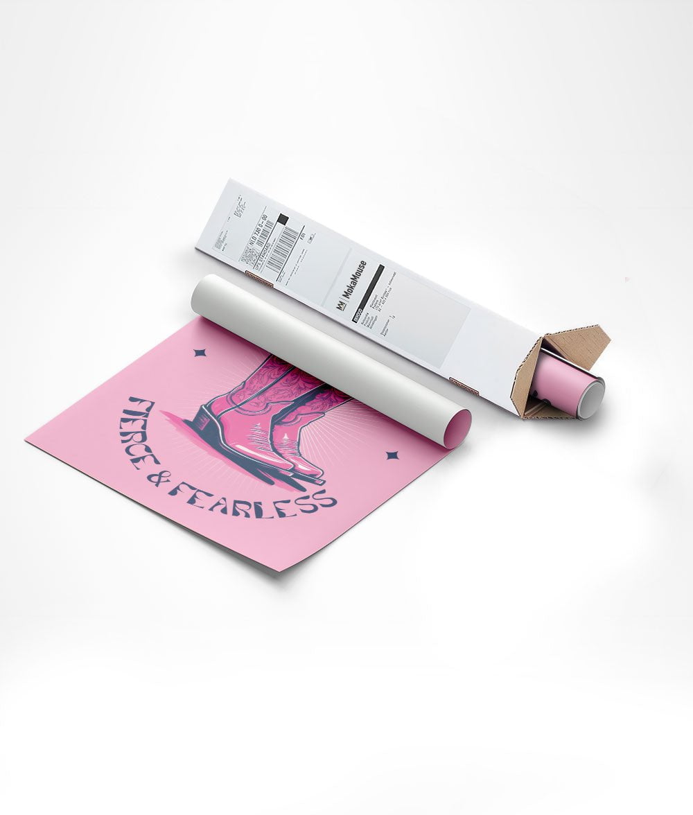 Affiche pop santiag rose flashy dans un carton d'emballage triangulaire.