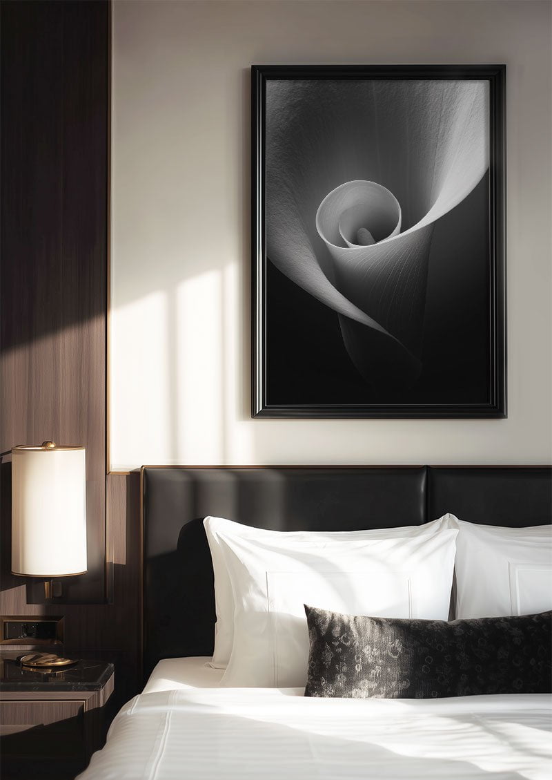 affiche photographie noir et blanc de la fleur calla lily encadrée au dessus d'un lit