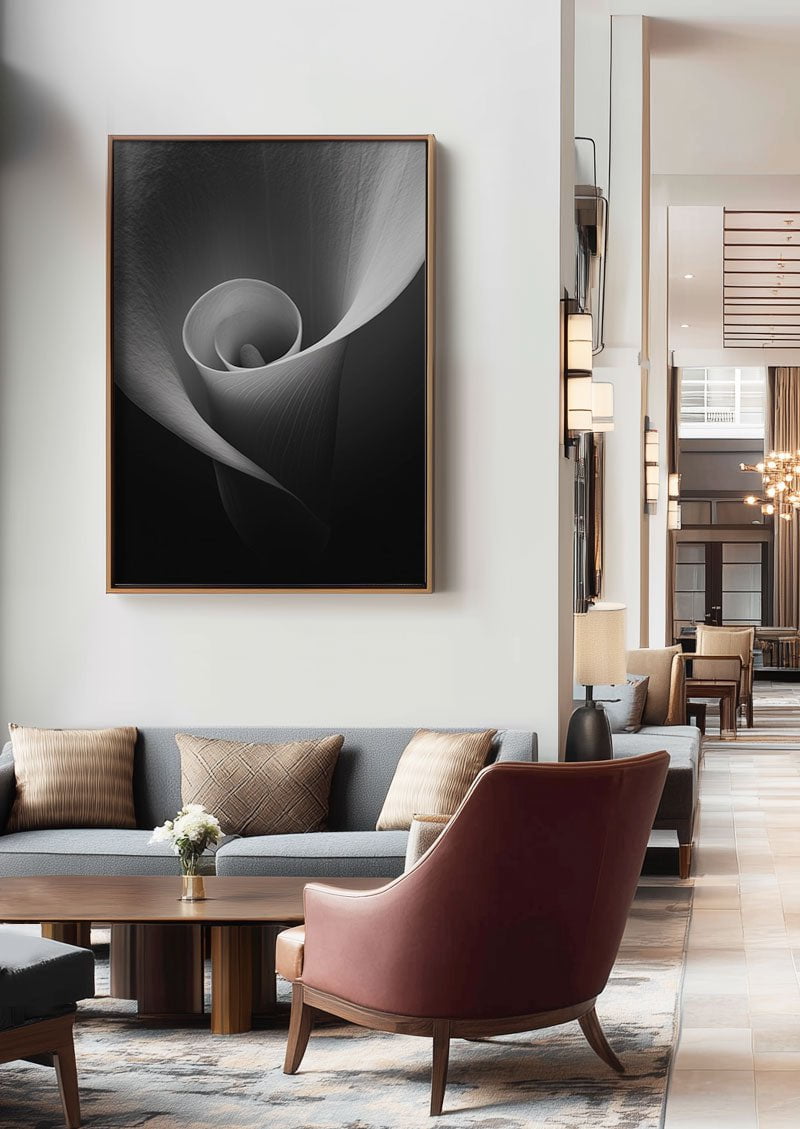 poster photo noir et blanc de la fleur calla lily encadrée et mit en situation dans le hall d'un hotel