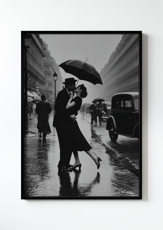 Affiche photographie noir et blanc montrant un couple s'embrassant sous un parapluie, dans un cadre