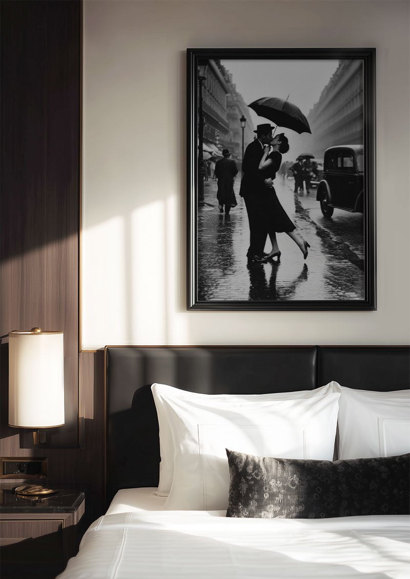 poster photo noir et blanc vintage d'un couple qui s'embrasse, encadrée au dessus d'un lit