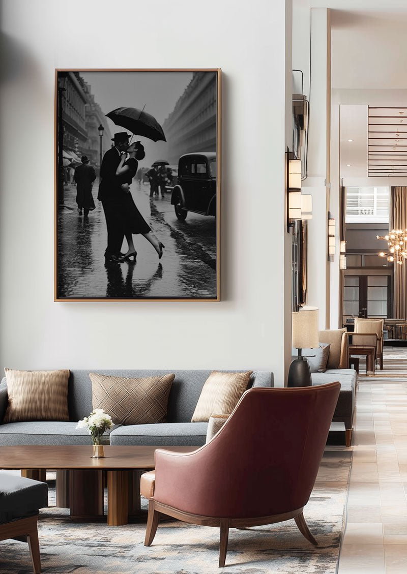 Poster photo noir et blanc d'un couple s'embrassant sous la pluie, encadrée dans un hall