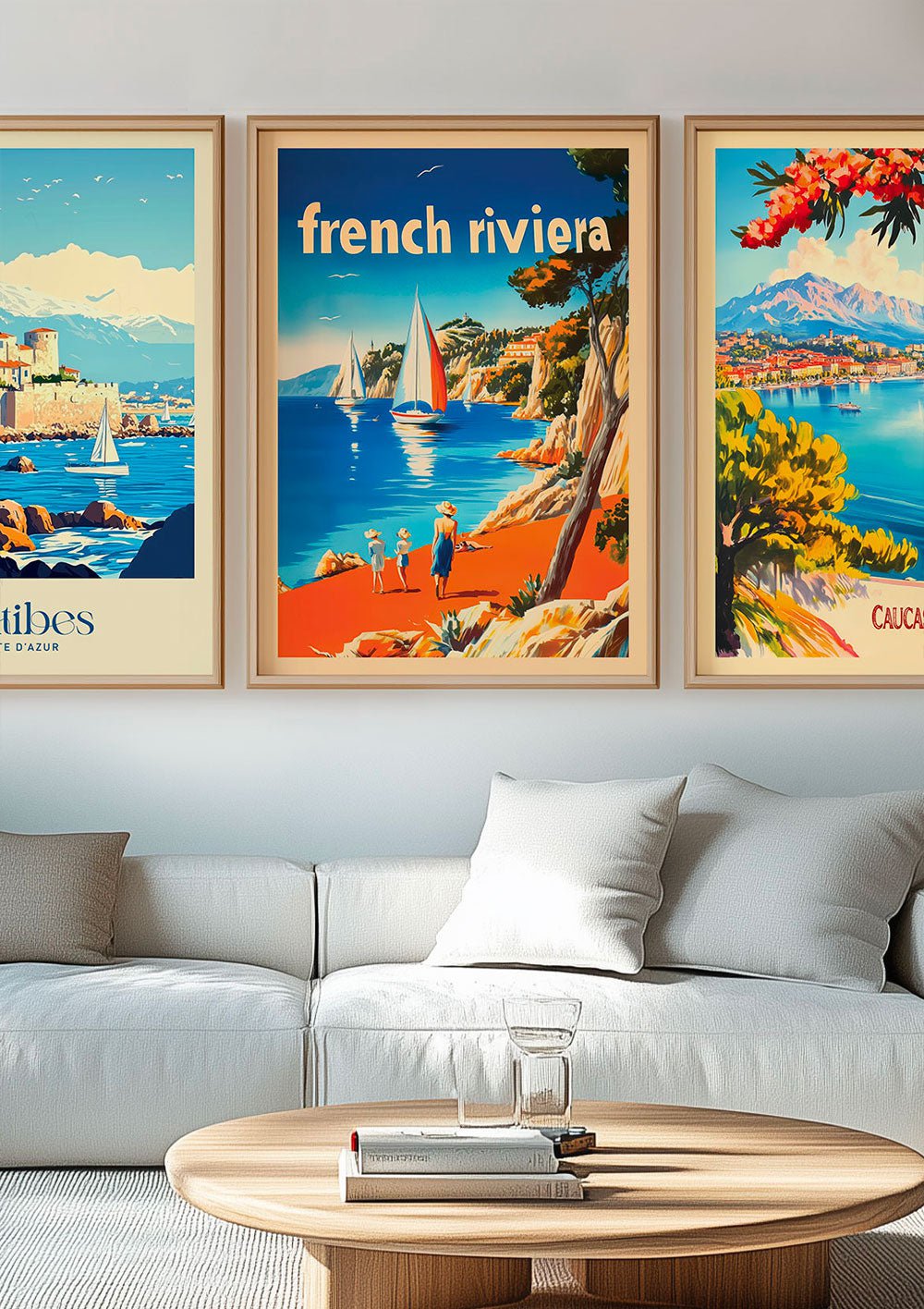 Affiche vintage d'une illustration de la French Riviera encadrée dans un salon design.