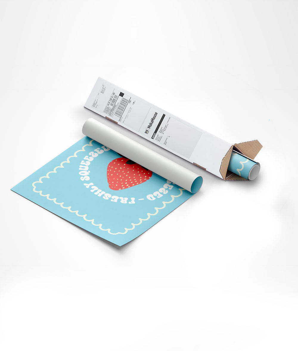 Affiche pop d'une fraise sur fond bleu emballée dans un carton triangulaire.
