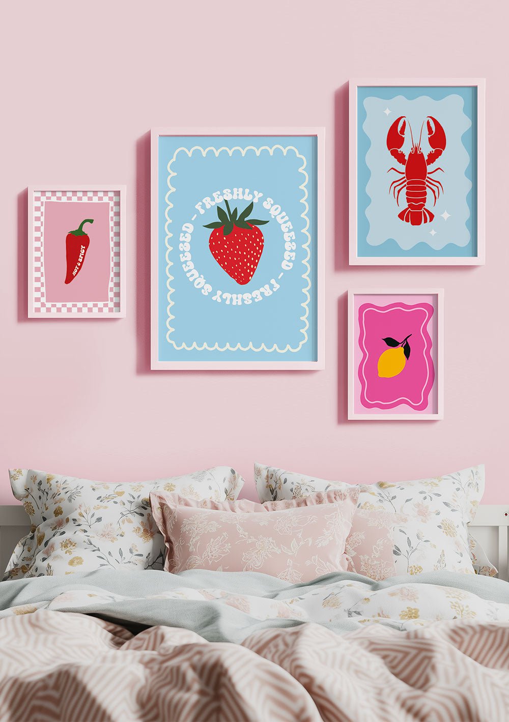 Lot de quatre affiches aux tons rose et bleu mises en situation sur le mur d'une chambre.