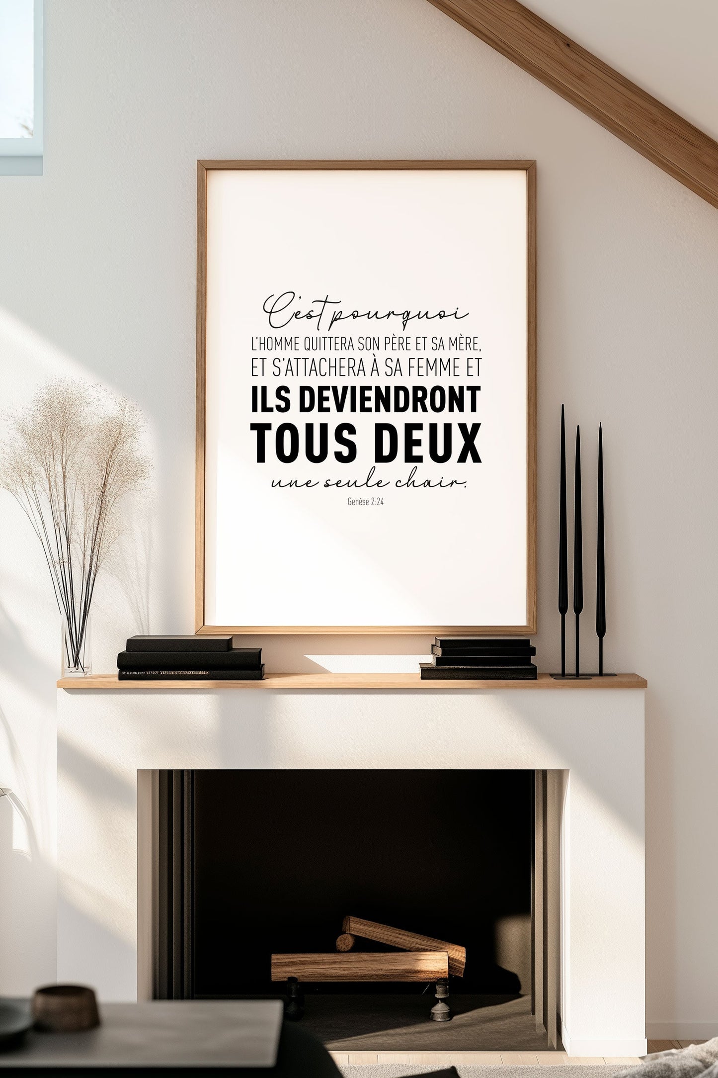 Affiche chrétienne du verset de la bible Genèse 2:24 encadrée au dessus d'une cheminée