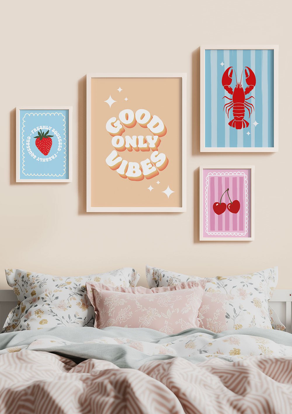 Plusieurs affiches rétro colorées encadrées dans un chambre au dessus d'un lit.