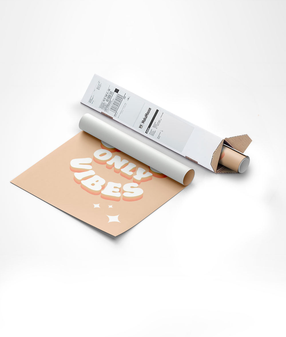Affiche vintage pop typo "good vibes only" emballée dans un carton triangulaire.