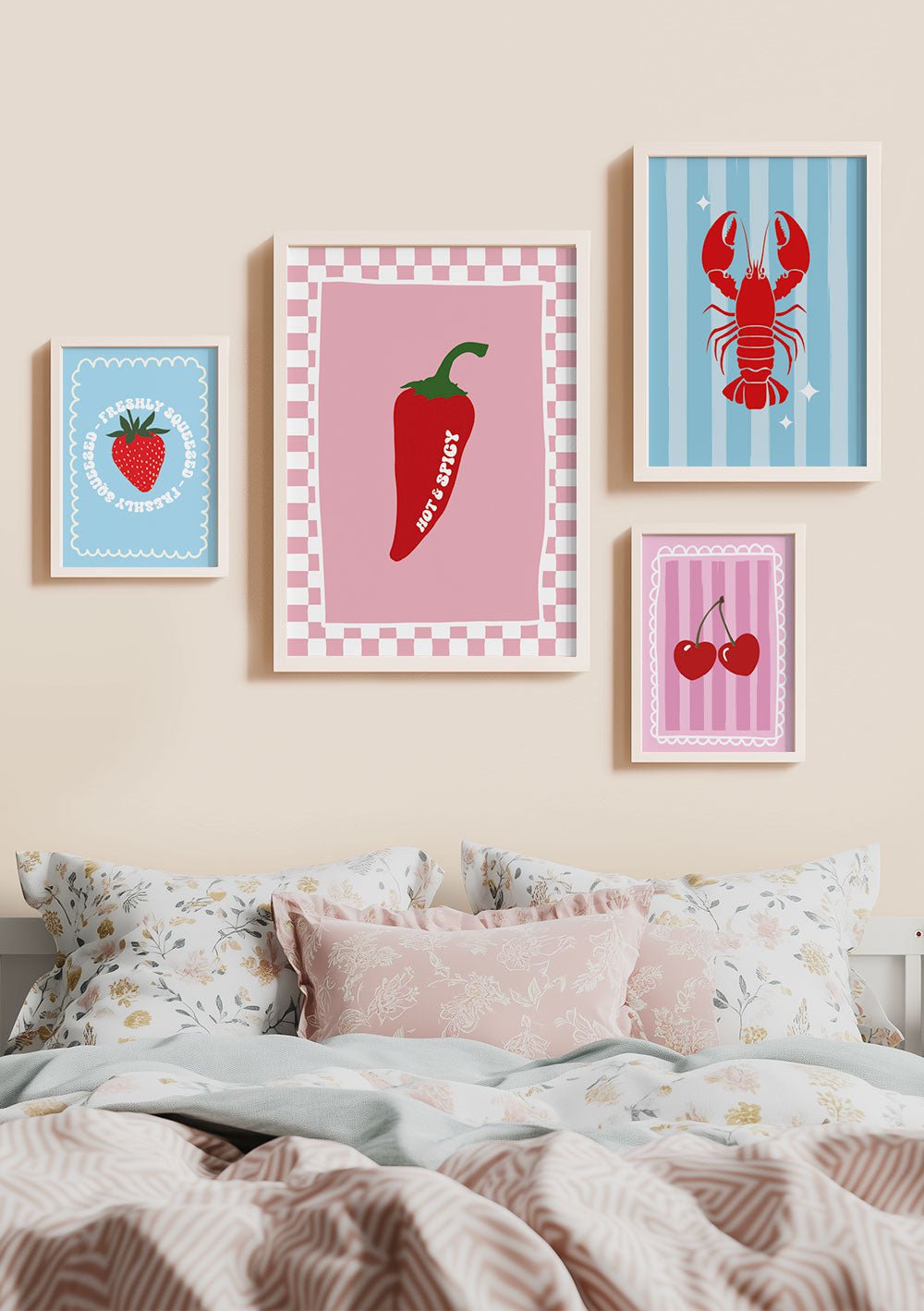 Lot d'affiches fruit funky couleurs vives mises en situation au dessus d'un lit.
