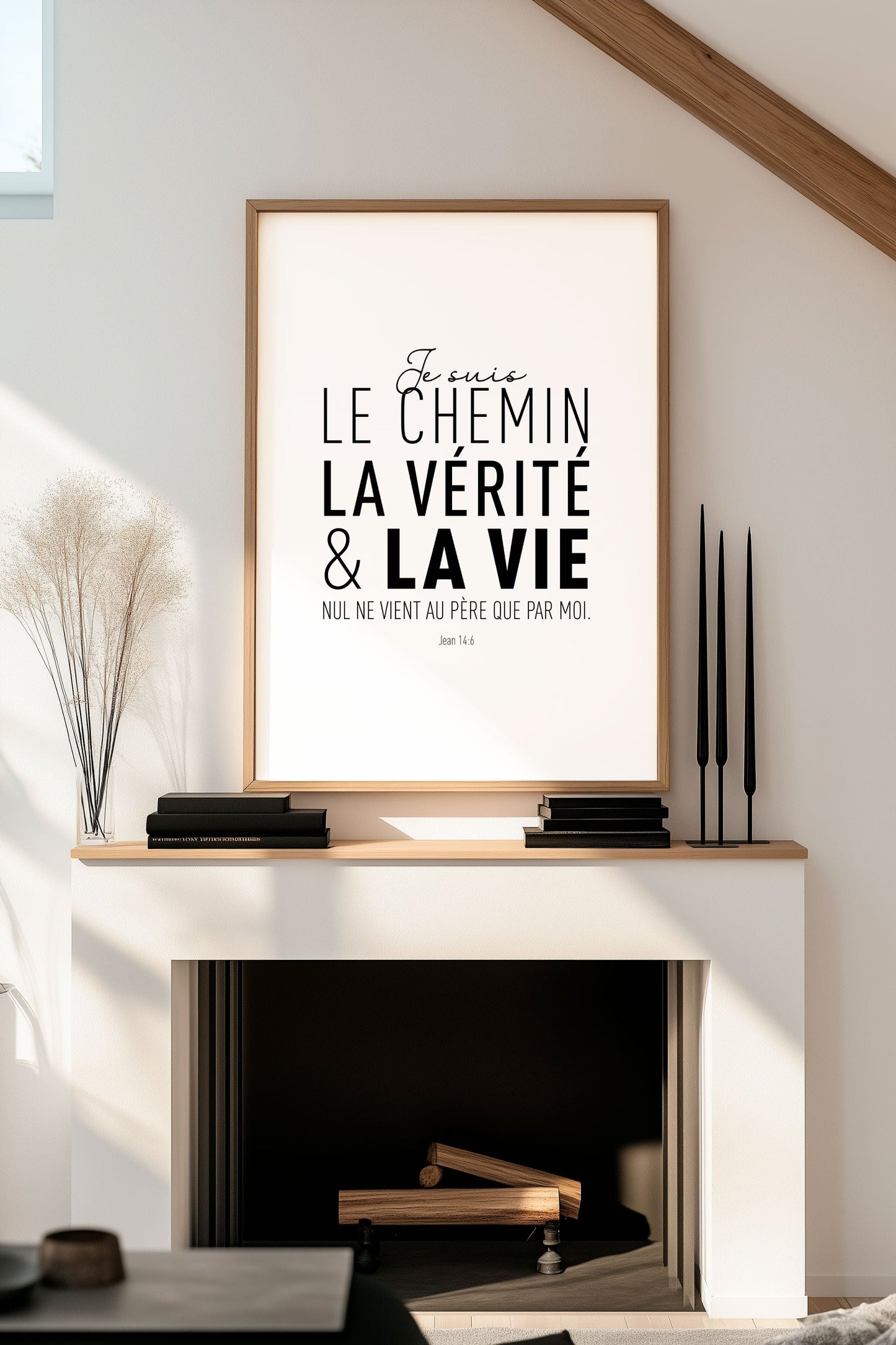 Poster verset de la bible en texte noir sur fond blanc dans un cadre en bois, au dessus d'un meuble