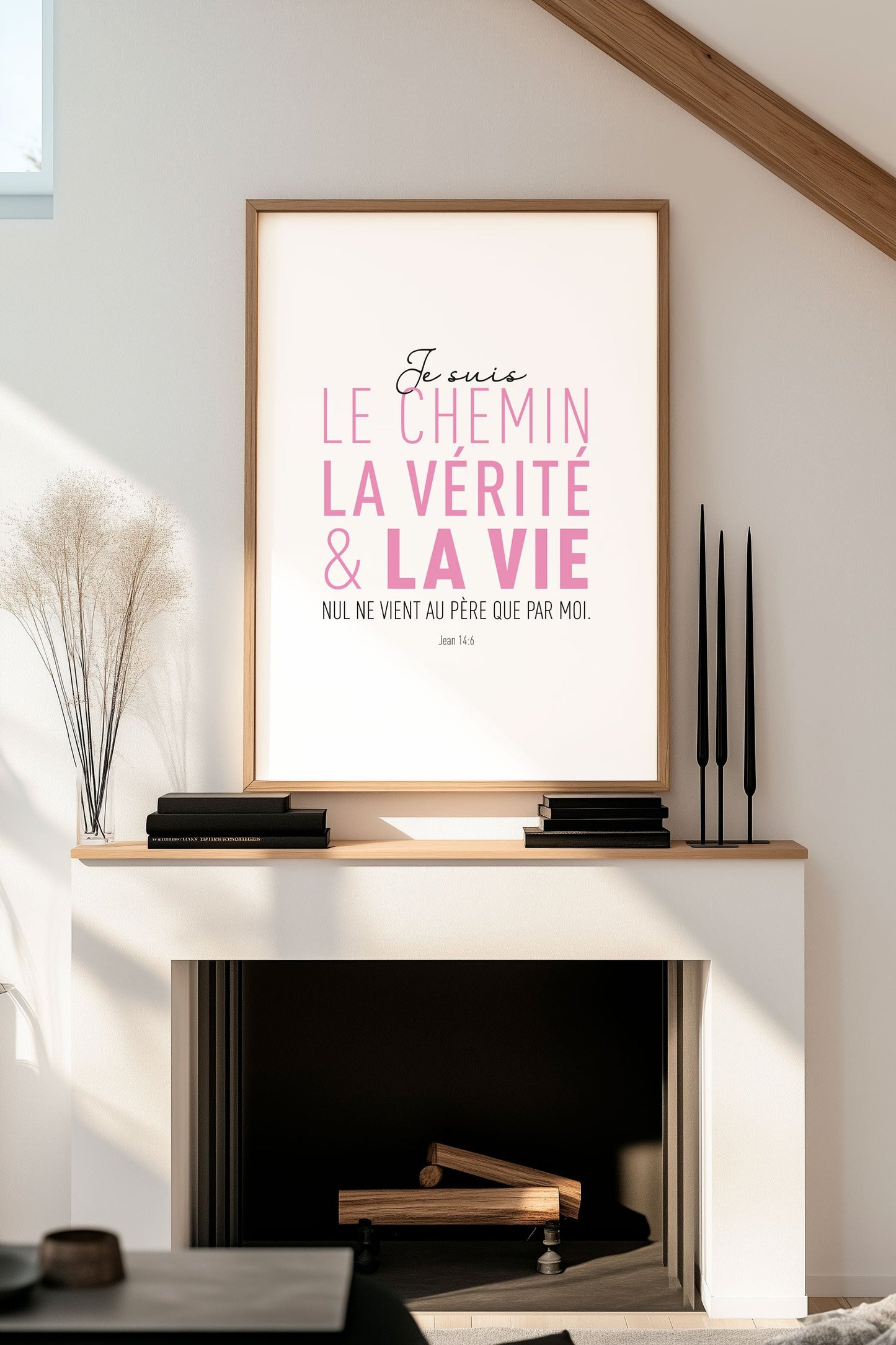 Version rose pale du poster bible de jean 14:6 encadrée au dessus d'une cheminée