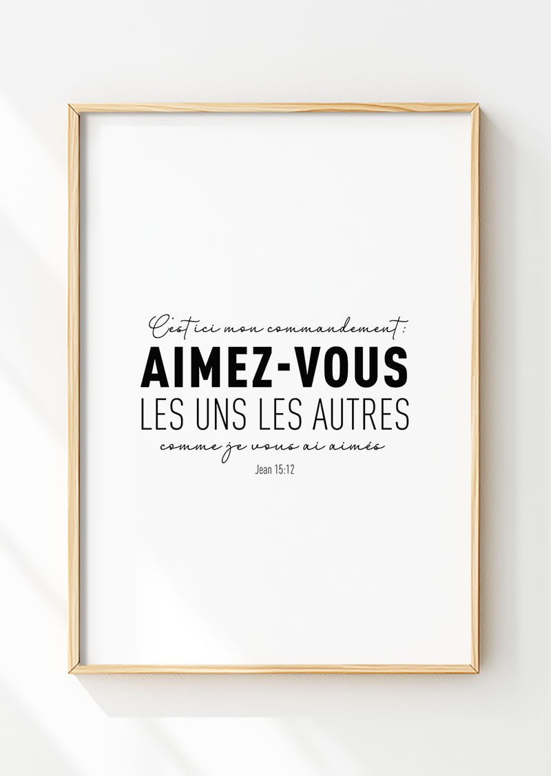 Affiche chrétienne du verset biblique de jean 15:12 mis en valeur dans un cadre en bois