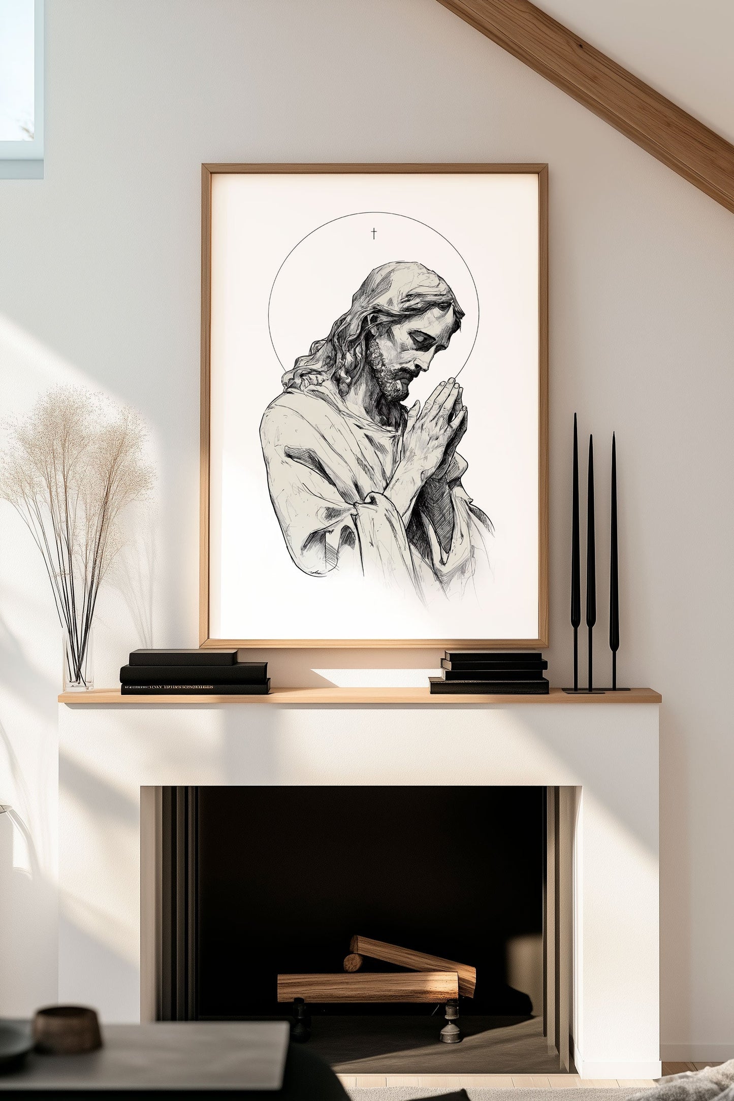 Affiche chrétienne de jésus christ notre seigneur dans un cadre en bois au dessus d'une cheminée