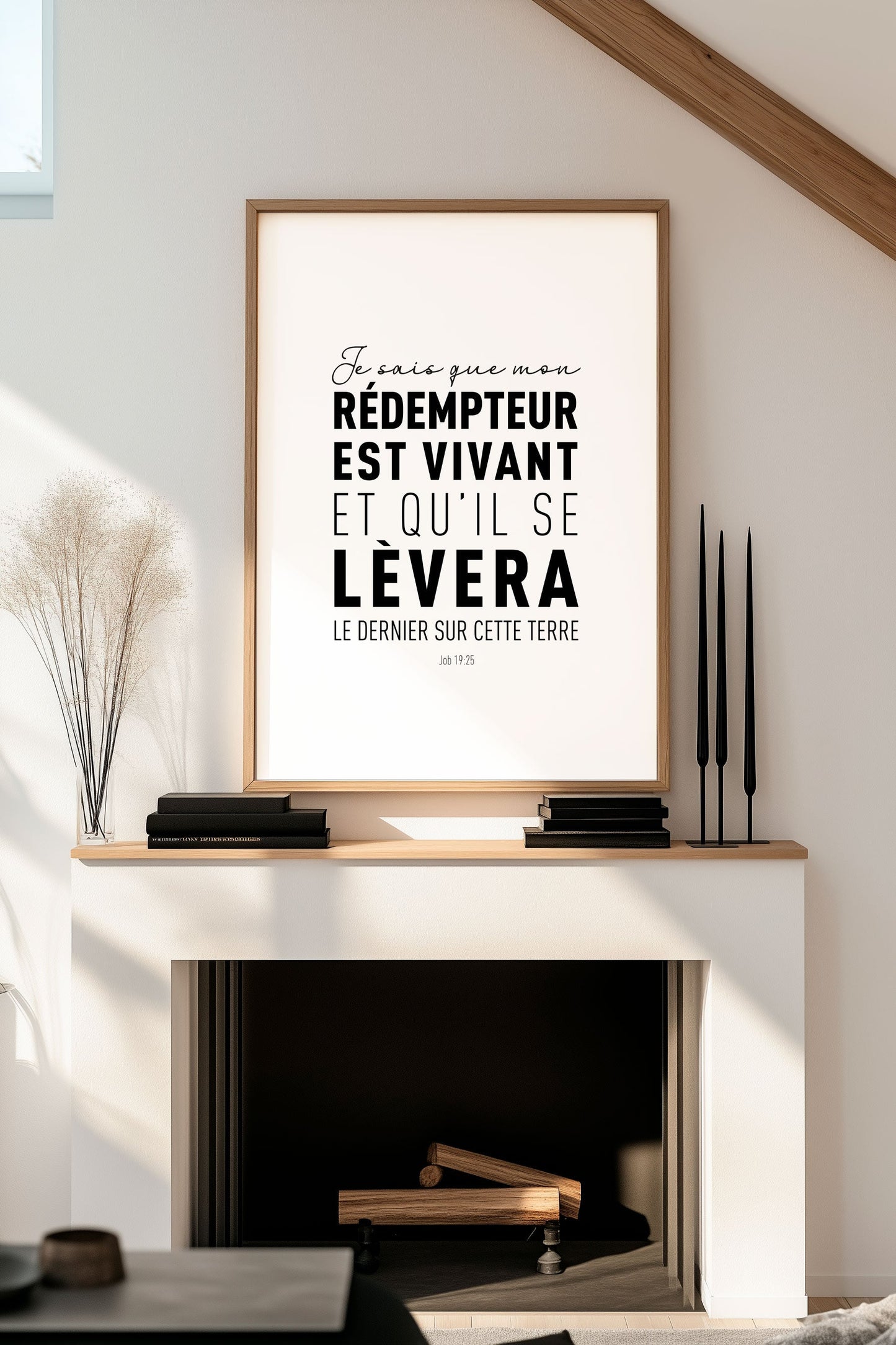 Affiche chrétienne du verset de job 19:25 dans un cadre en bois, au dessus d'une cheminée
