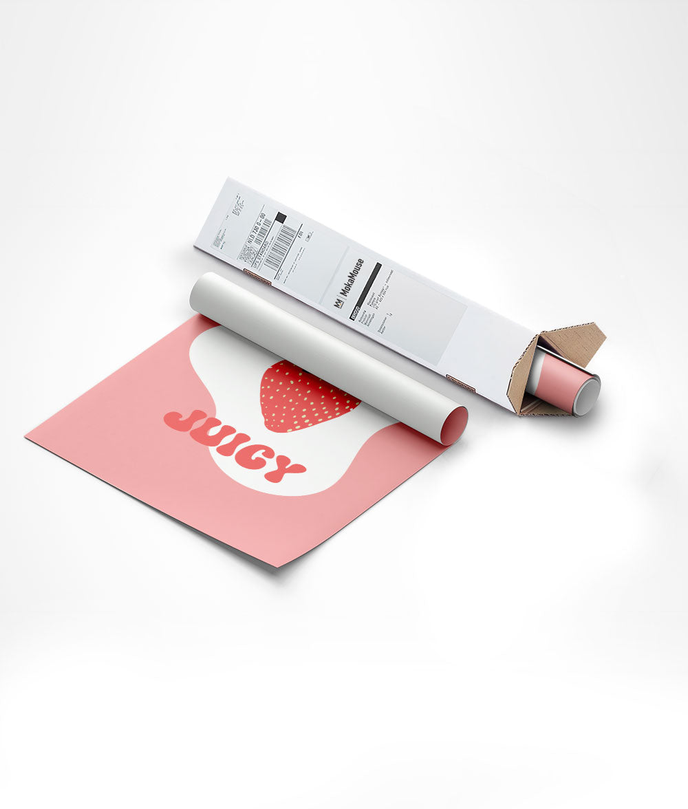 Affiche fruit pop fraise au texte "juicy" emballée dans un carton triangulaire.