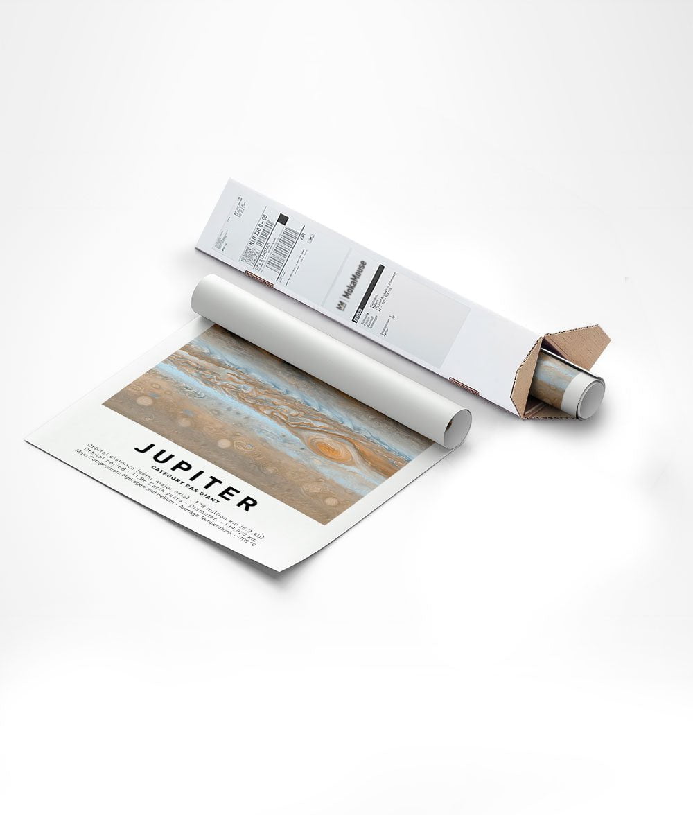 Emballage de l'affiche murale espace de Jupiter dans un carton de forme triangulaire.
