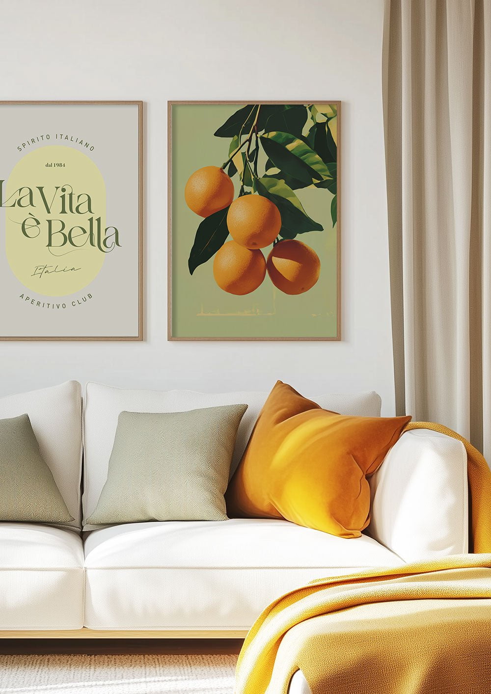 Deux posters été italie accrochés sur le mur d'un salon