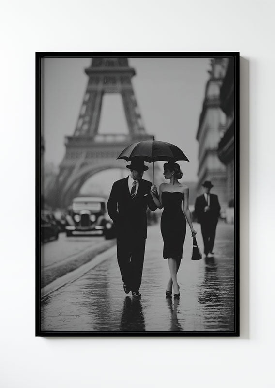 affiche photographie noir et blanc d'un couple se baladant dans paris dans un cadre noir