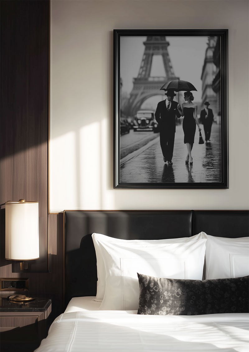 poster deco d'un couple marchant sous un parapluie à paris, encadrée dans une chambre