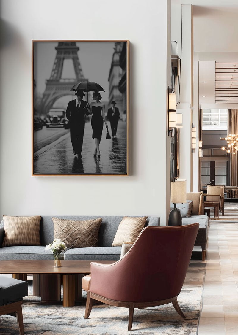 poster photo noir et blanc d'un couple en balade et la tour eiffel, encadrée dans un hall