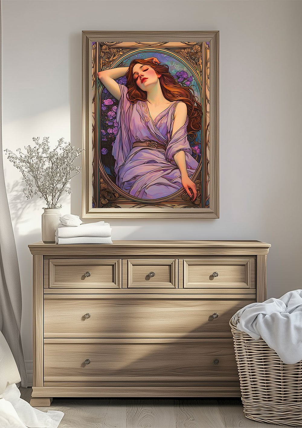 Affiche Art déco 1930 d'une nymphe encadrée au dessus d'une commode en bois.