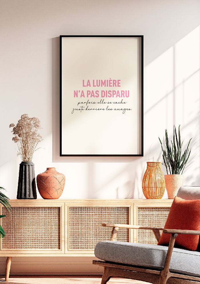 Poster chrétien rose et noir, représentant une phrase philosophique biblique, dans un salon moderne.