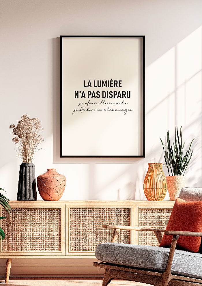 Affiche chrétienne d'une citation philosophique en noir et blanc dans un salon moderne.
