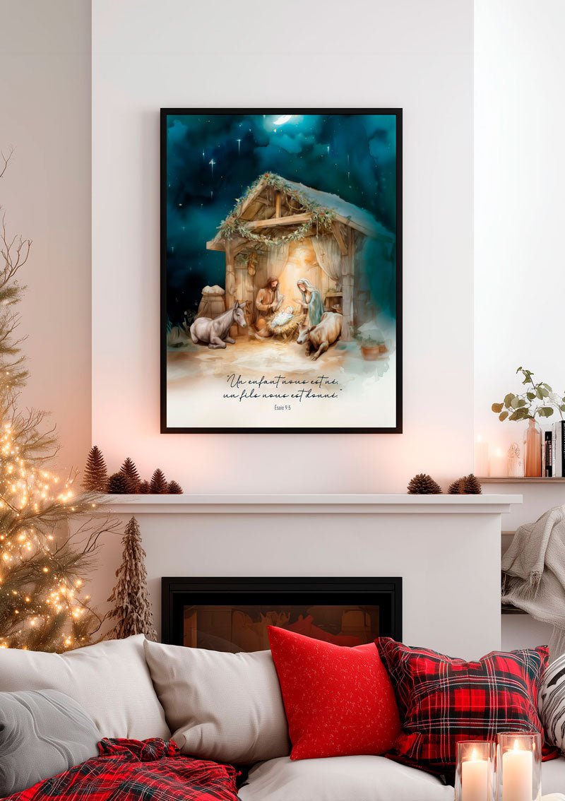 Affiche de Noël illustrant la nativité à l'aquarelle avec verset de la bible, encadrée sur un mur