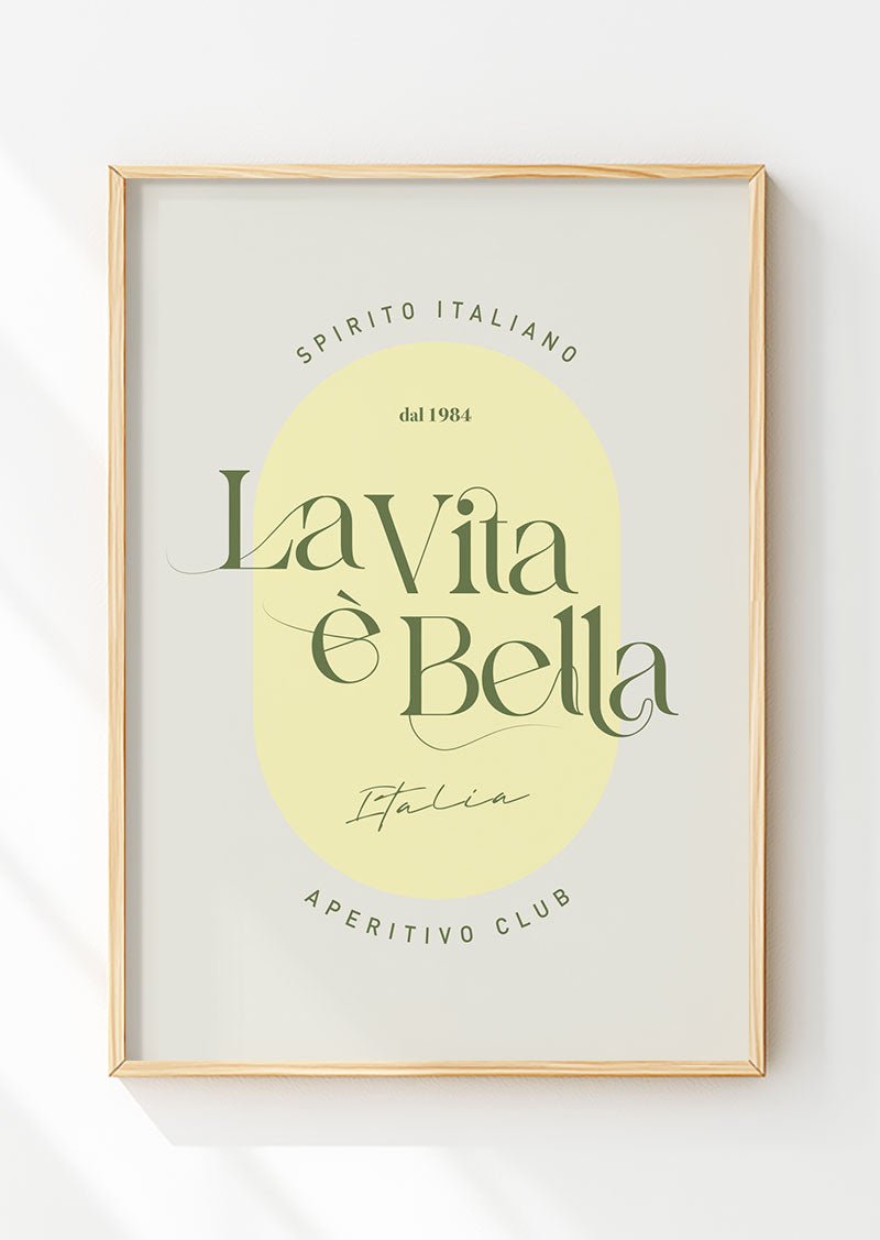 Poster italie typographie La vita è bella sur fond jaune avec texte dans un cadre bois
