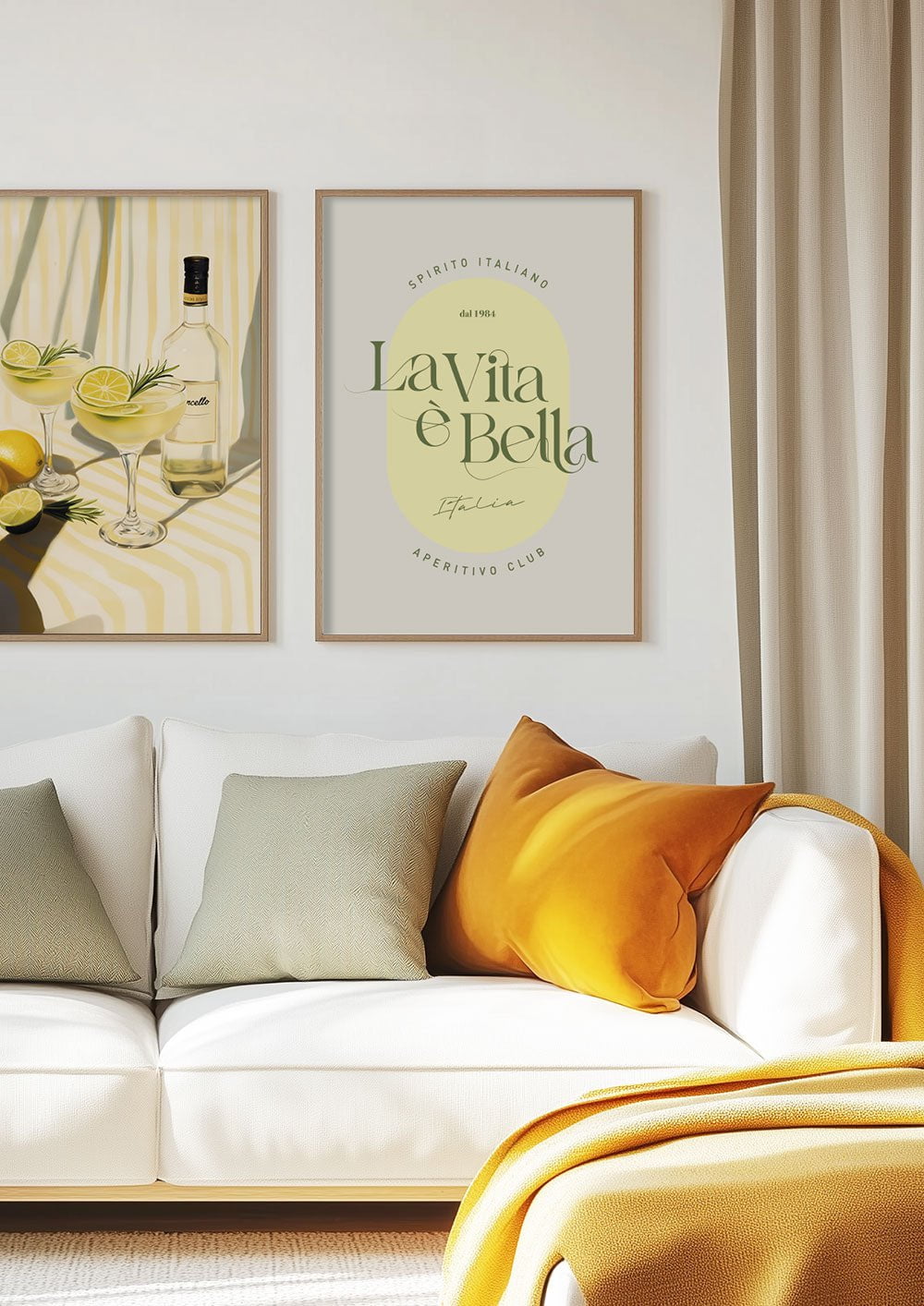 Deux affiches italie aux tons jaunes mis en valeur au dessus d'un canapé