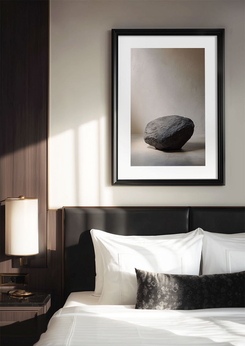 Poster photographie minimaliste d'un rocher anthracite mit en situation sur le mur d'une chambre