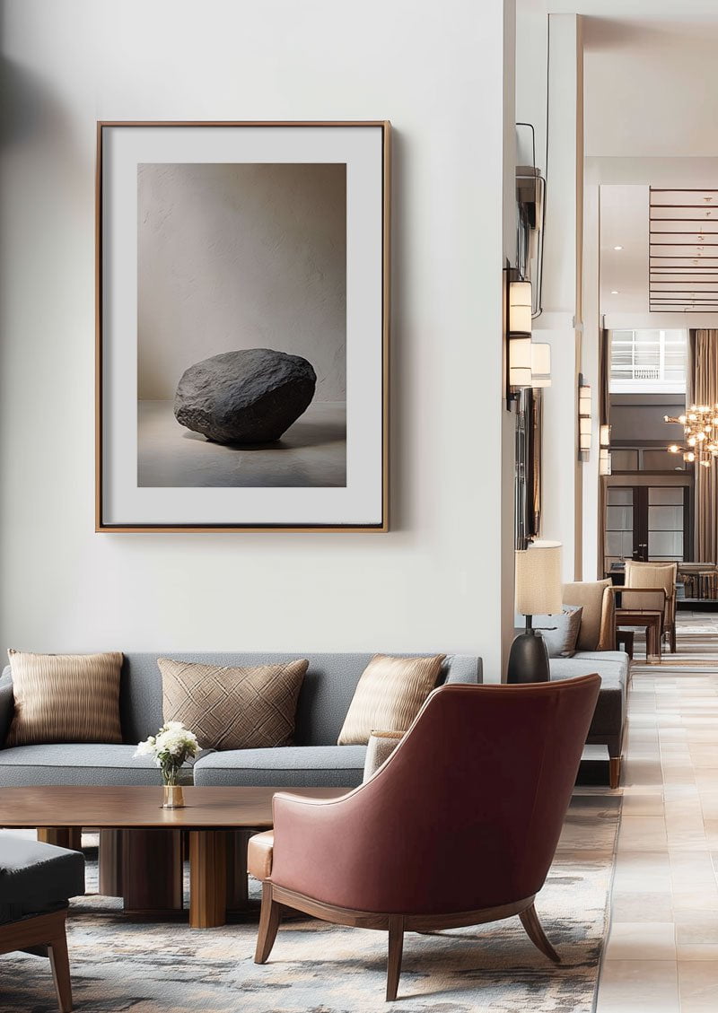 Affiche photographie minimaliste d'un rocher anthracite encadrée sur un mur dans un hall