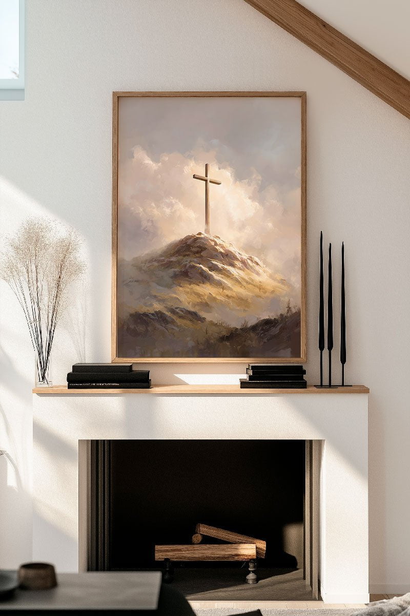 Affiche chrétienne d'une croix au sommet d'une montagne encadrée au dessus d'une cheminée