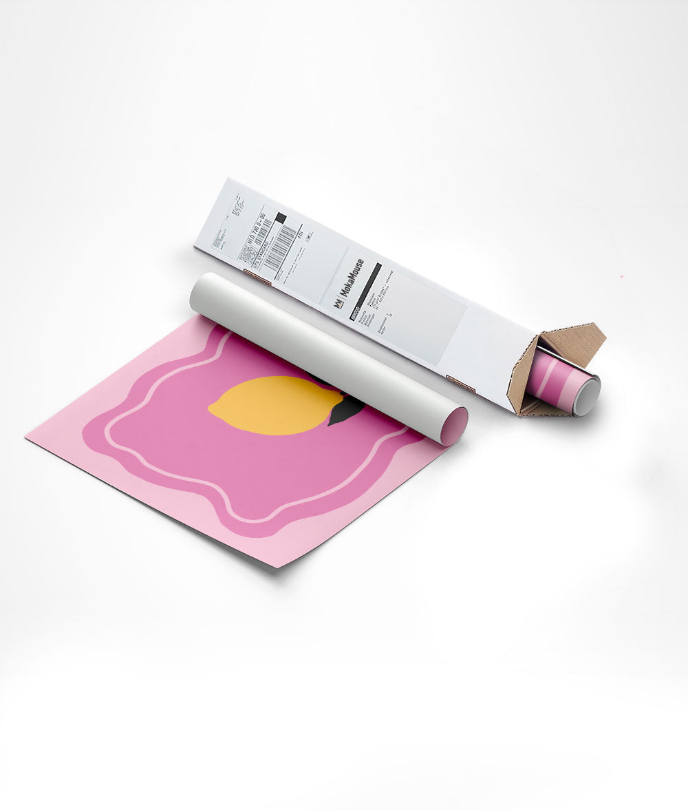 Affiche pop d'un citron jaune sur fond rose emballée dans un carton triangulaire.