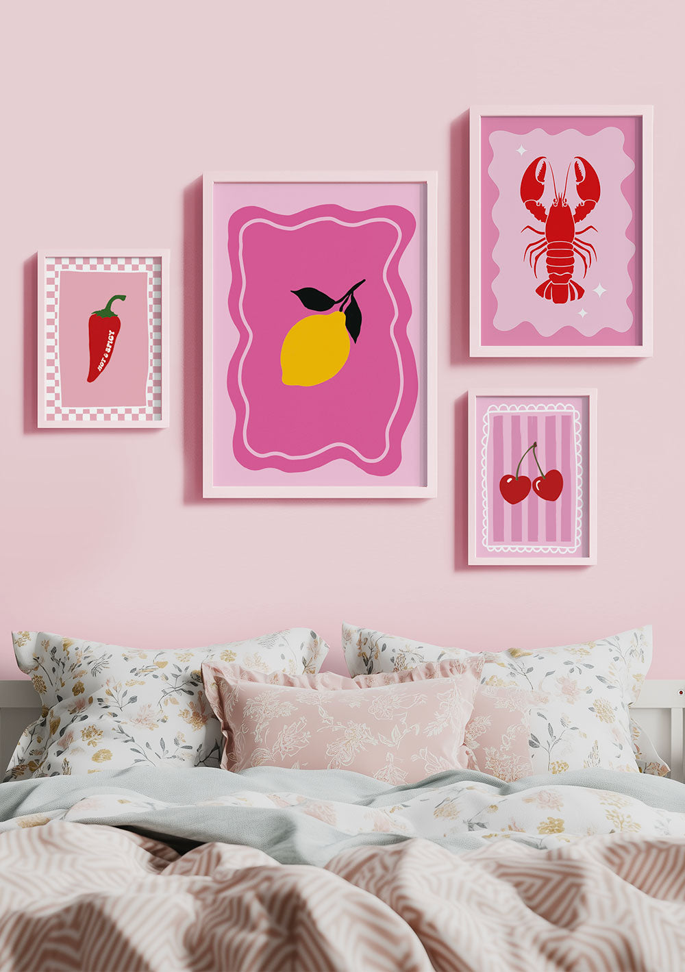 Lot de quatre affiches aux tons roses encadrées sur un mur au dessus d'un lit.