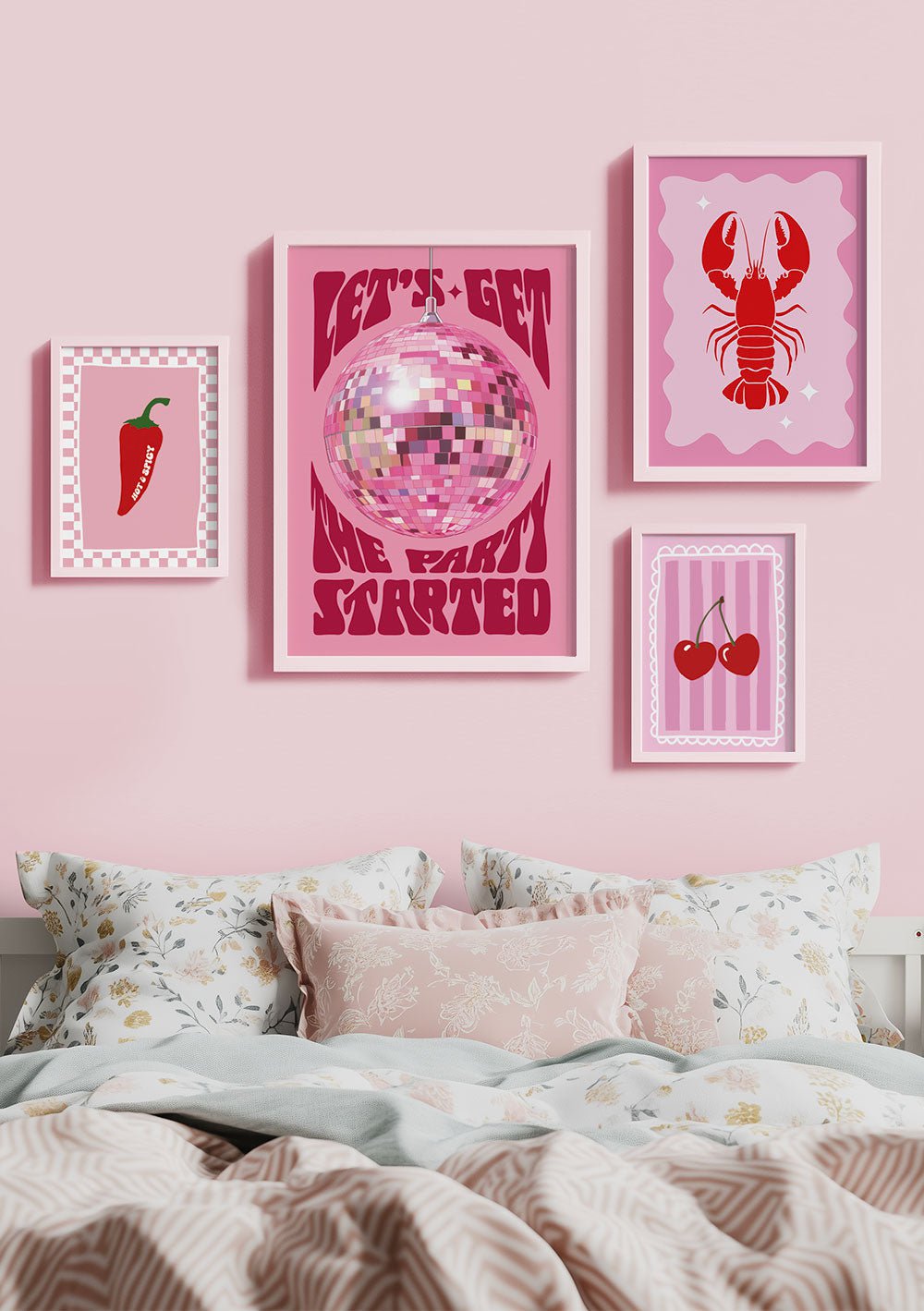 Mise en situation sur le mur d'une chambre de quatre affiche aux tons rose et rouge.