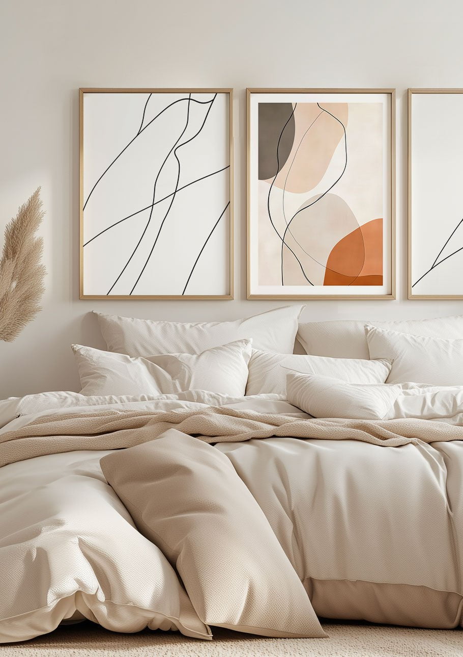 L'affiche murale contemporaine composées de lignes fluides encadrée dans une chambre.